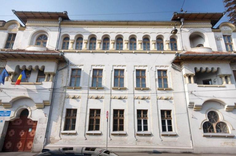 Imagine din ultima carte a Rodicăi Hârcă, „ORADEA – Arhitectură şi decoraţie neoromânească” , Ed. Muzeului Ţării Crişurilor, 2011, foto: Claudiu Szabo